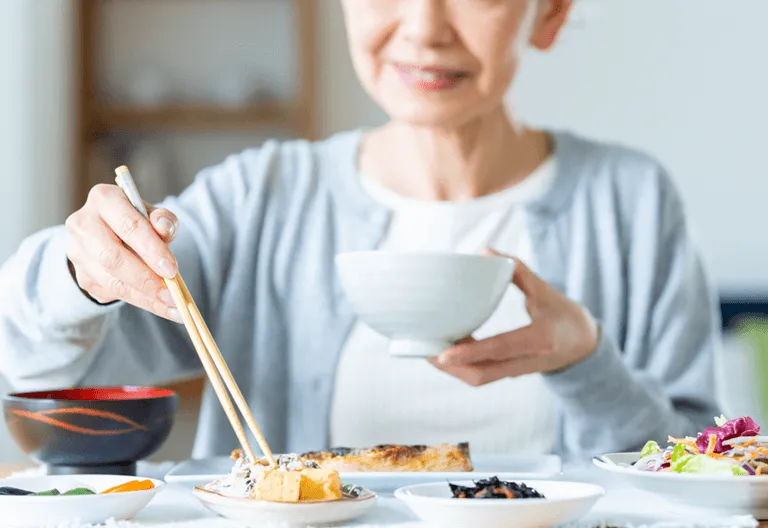 食事中の女性